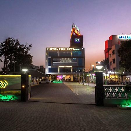 Hotel Fun City Navsari Екстер'єр фото