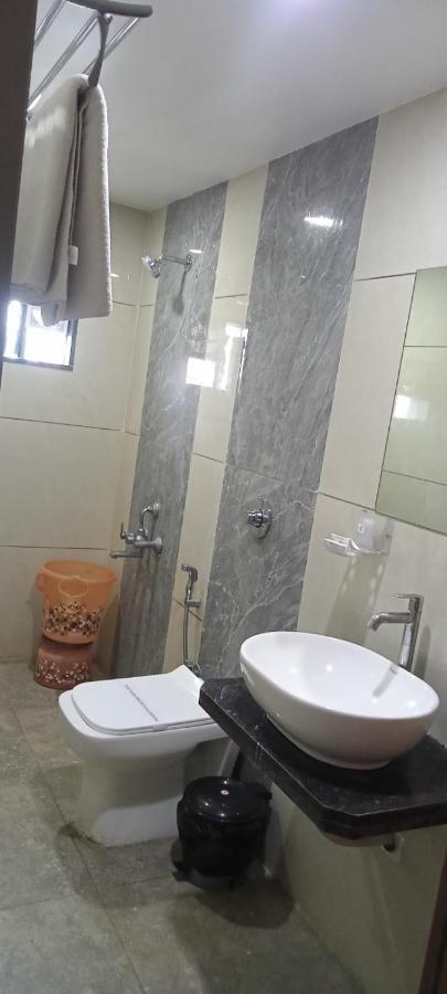 Hotel Fun City Navsari Екстер'єр фото