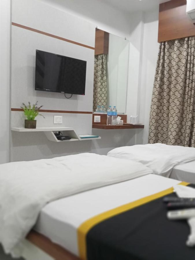 Hotel Fun City Navsari Екстер'єр фото