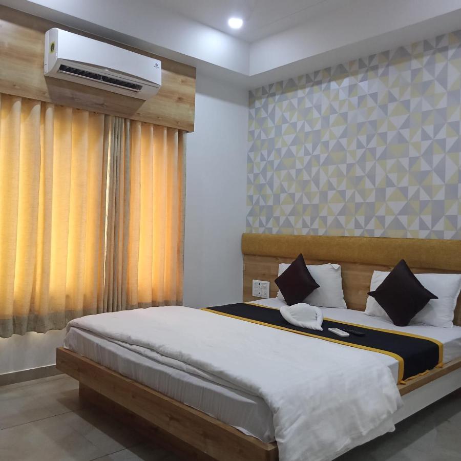 Hotel Fun City Navsari Екстер'єр фото