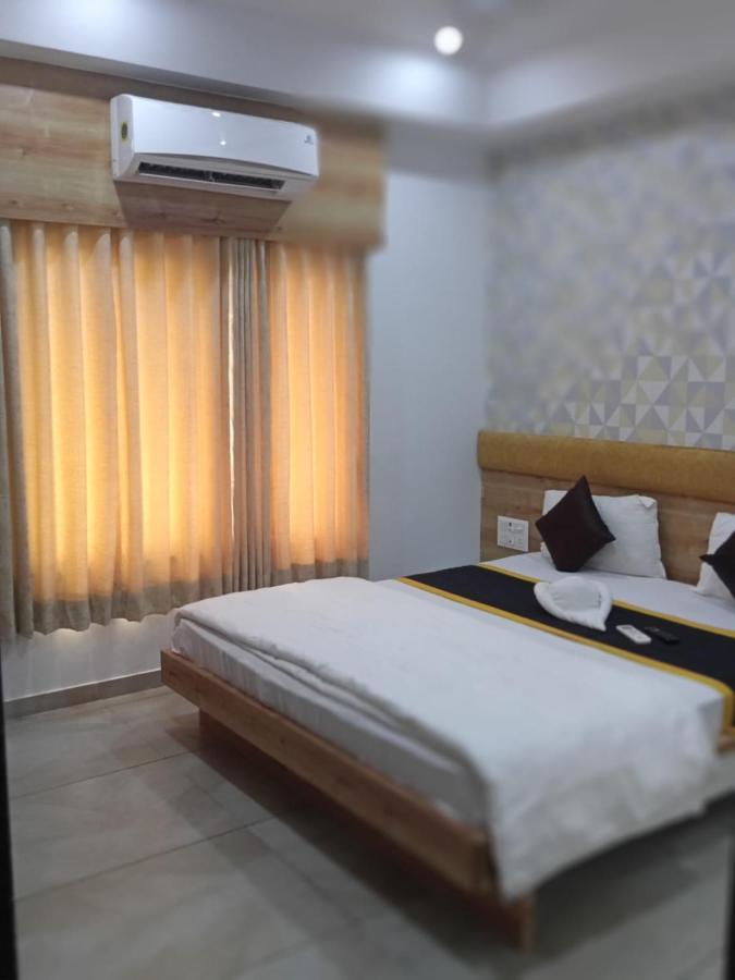 Hotel Fun City Navsari Екстер'єр фото