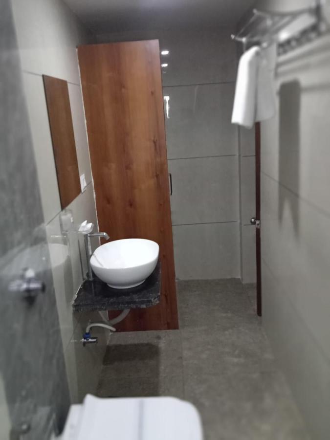 Hotel Fun City Navsari Екстер'єр фото