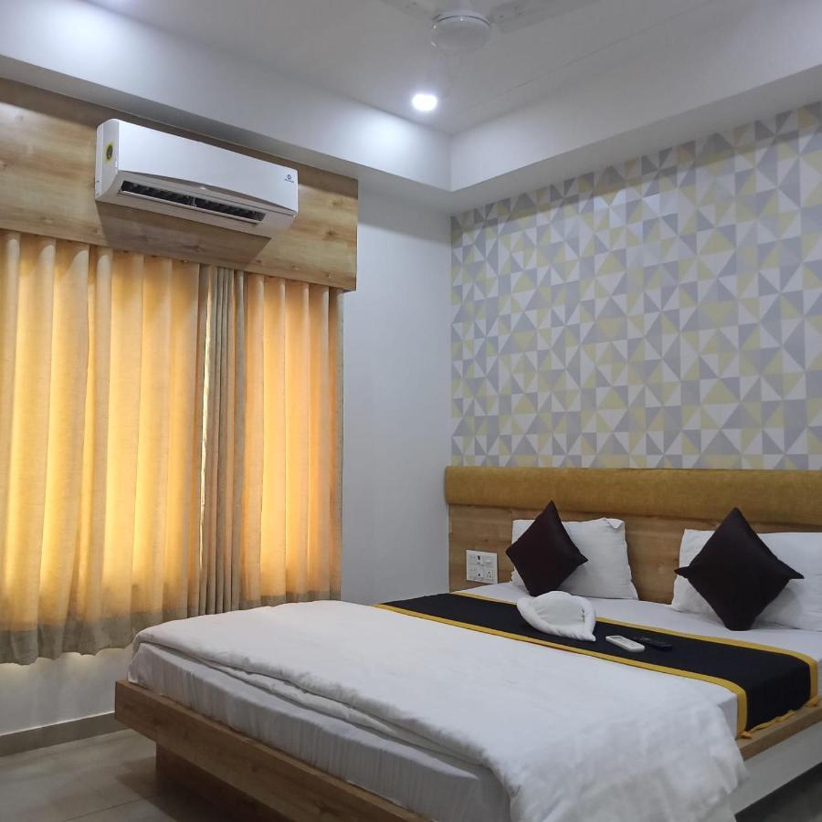 Hotel Fun City Navsari Екстер'єр фото