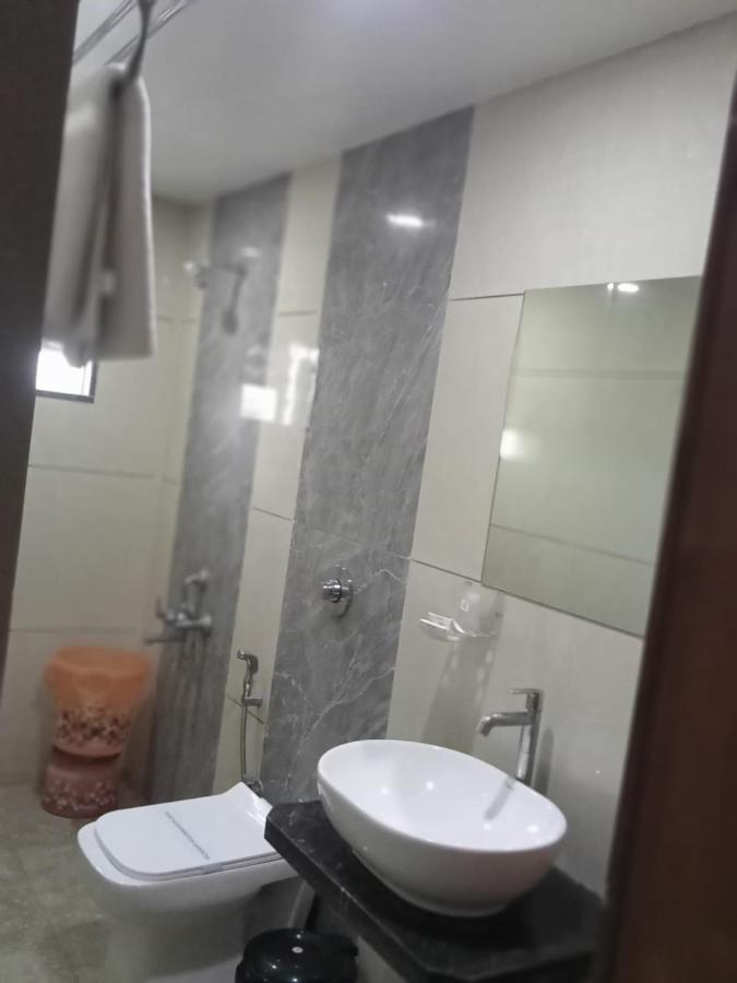 Hotel Fun City Navsari Екстер'єр фото