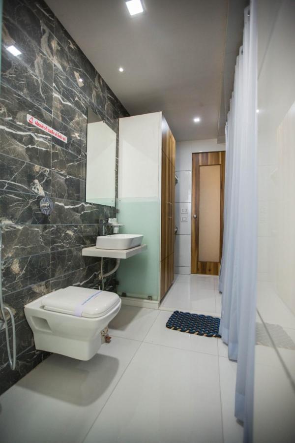 Hotel Fun City Navsari Екстер'єр фото