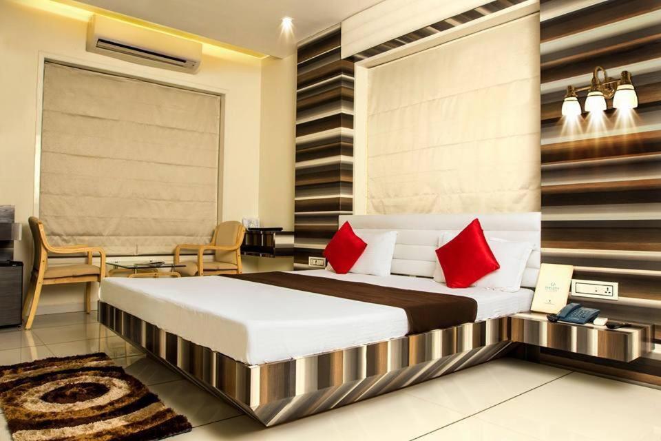 Hotel Fun City Navsari Екстер'єр фото