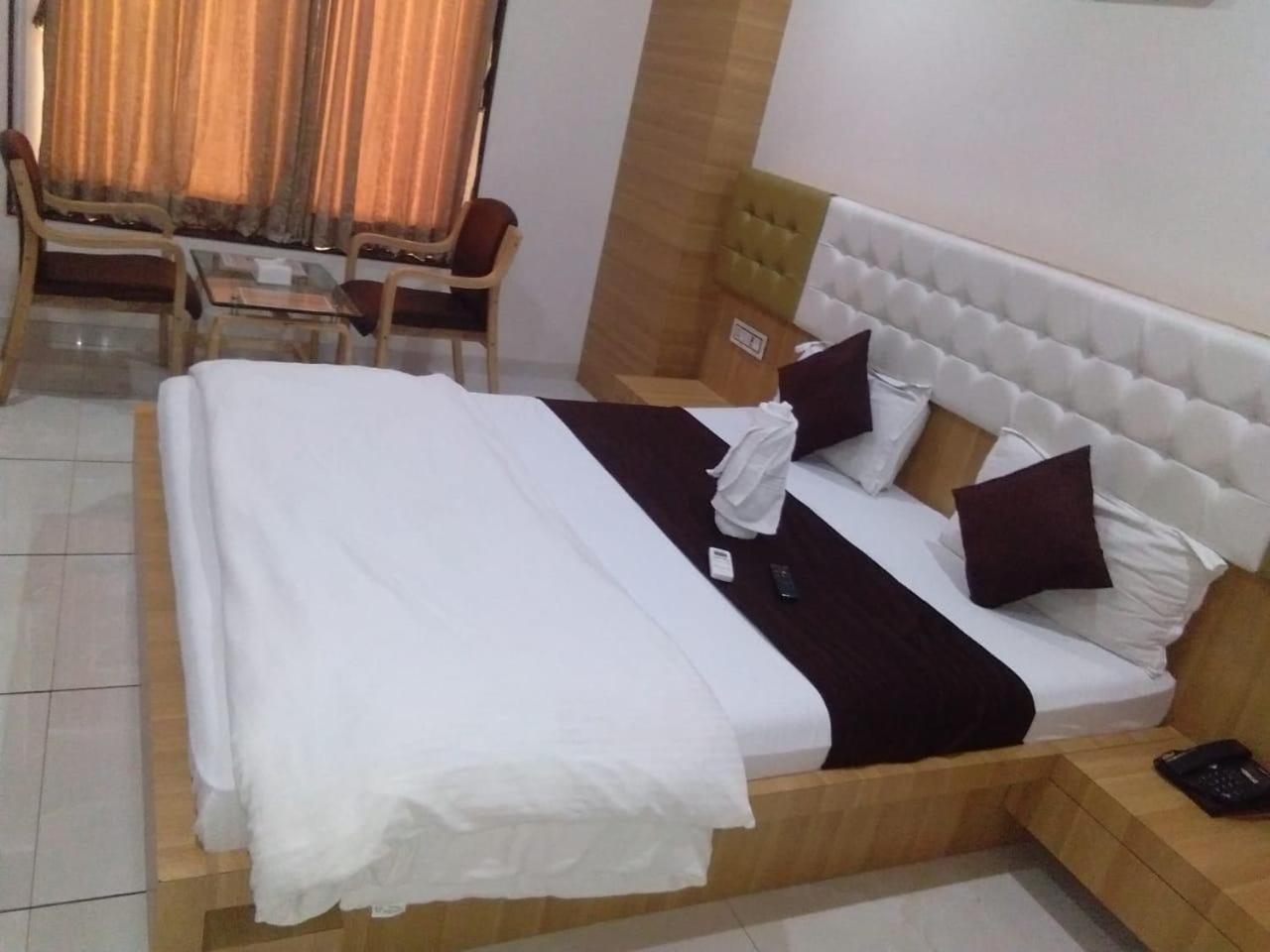 Hotel Fun City Navsari Екстер'єр фото