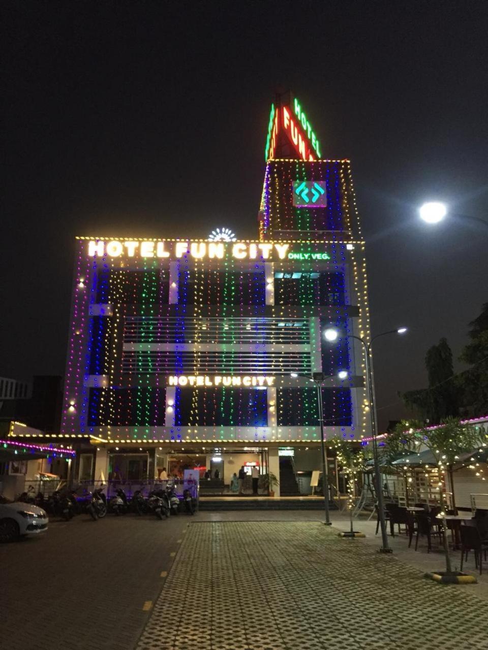 Hotel Fun City Navsari Екстер'єр фото