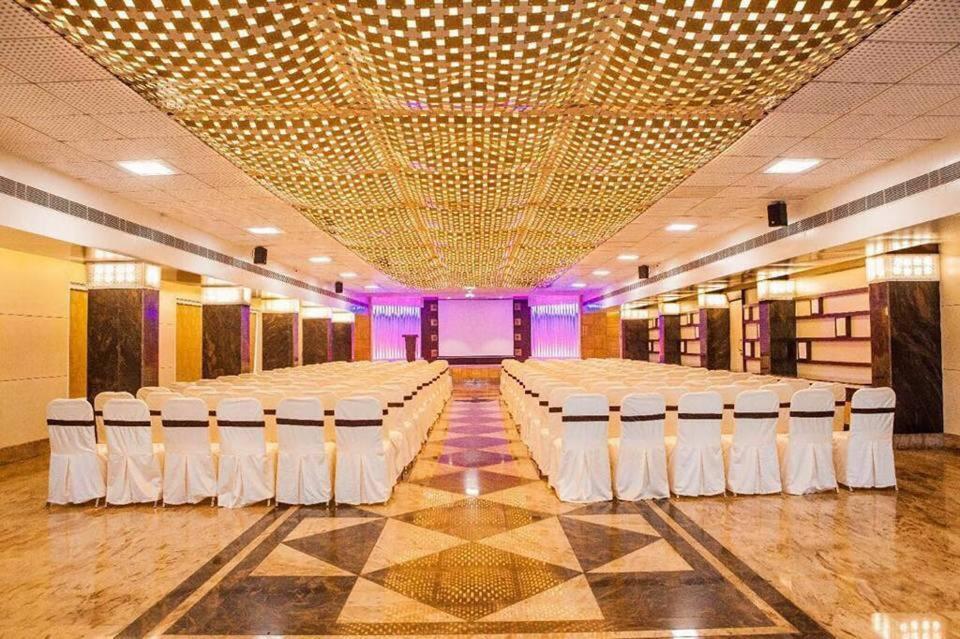 Hotel Fun City Navsari Екстер'єр фото