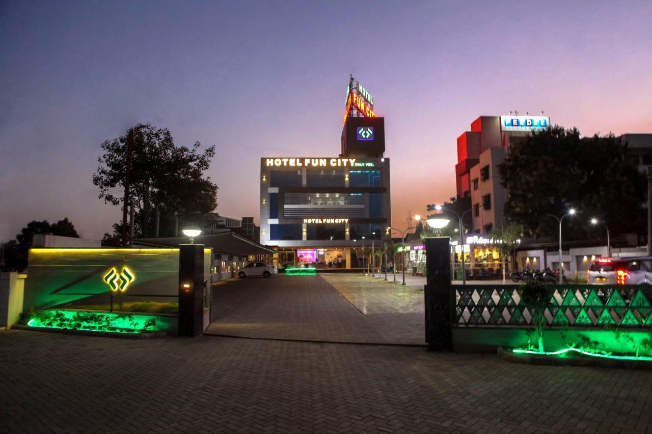 Hotel Fun City Navsari Екстер'єр фото