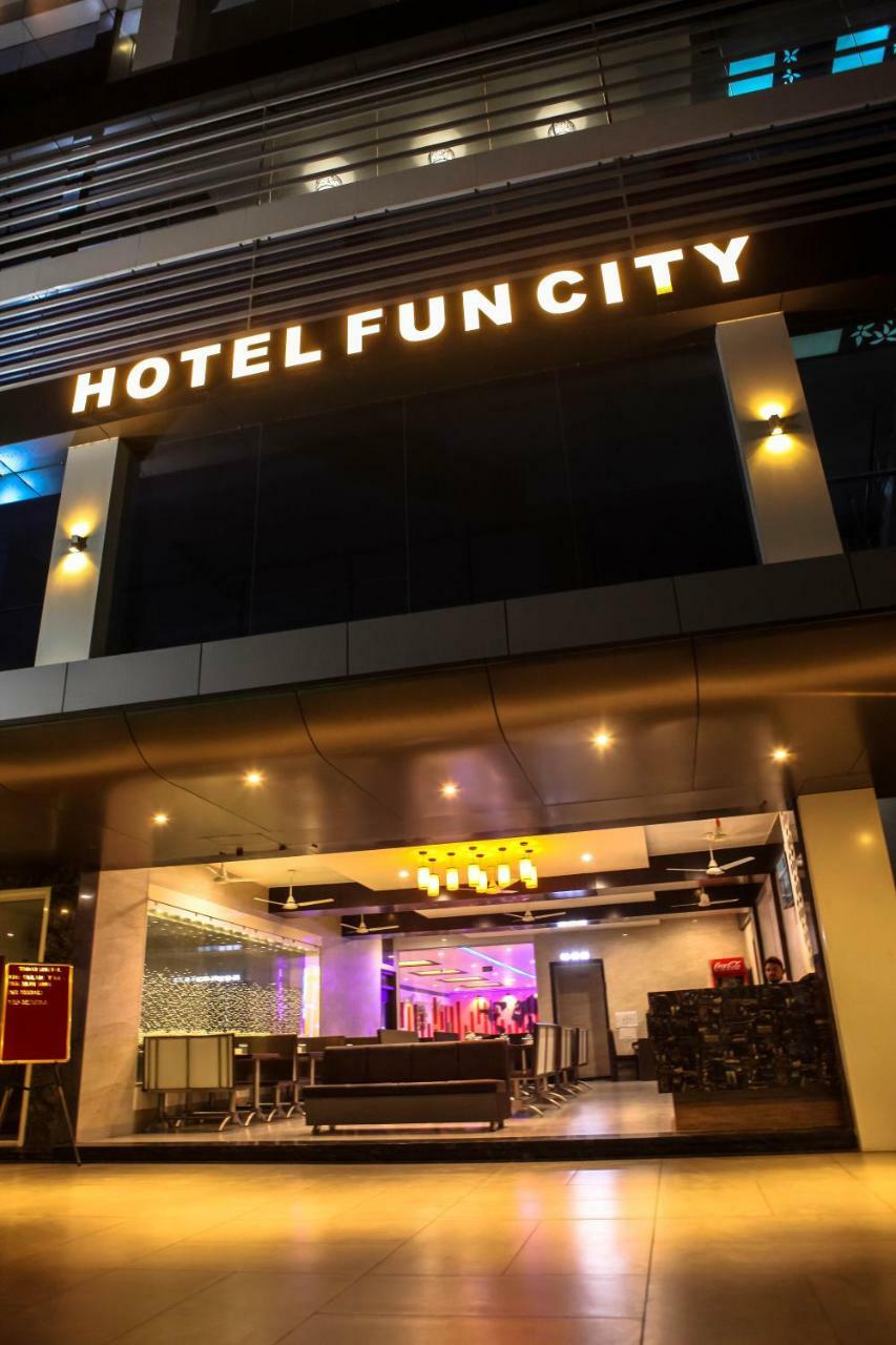 Hotel Fun City Navsari Екстер'єр фото