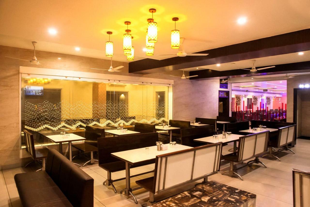Hotel Fun City Navsari Екстер'єр фото