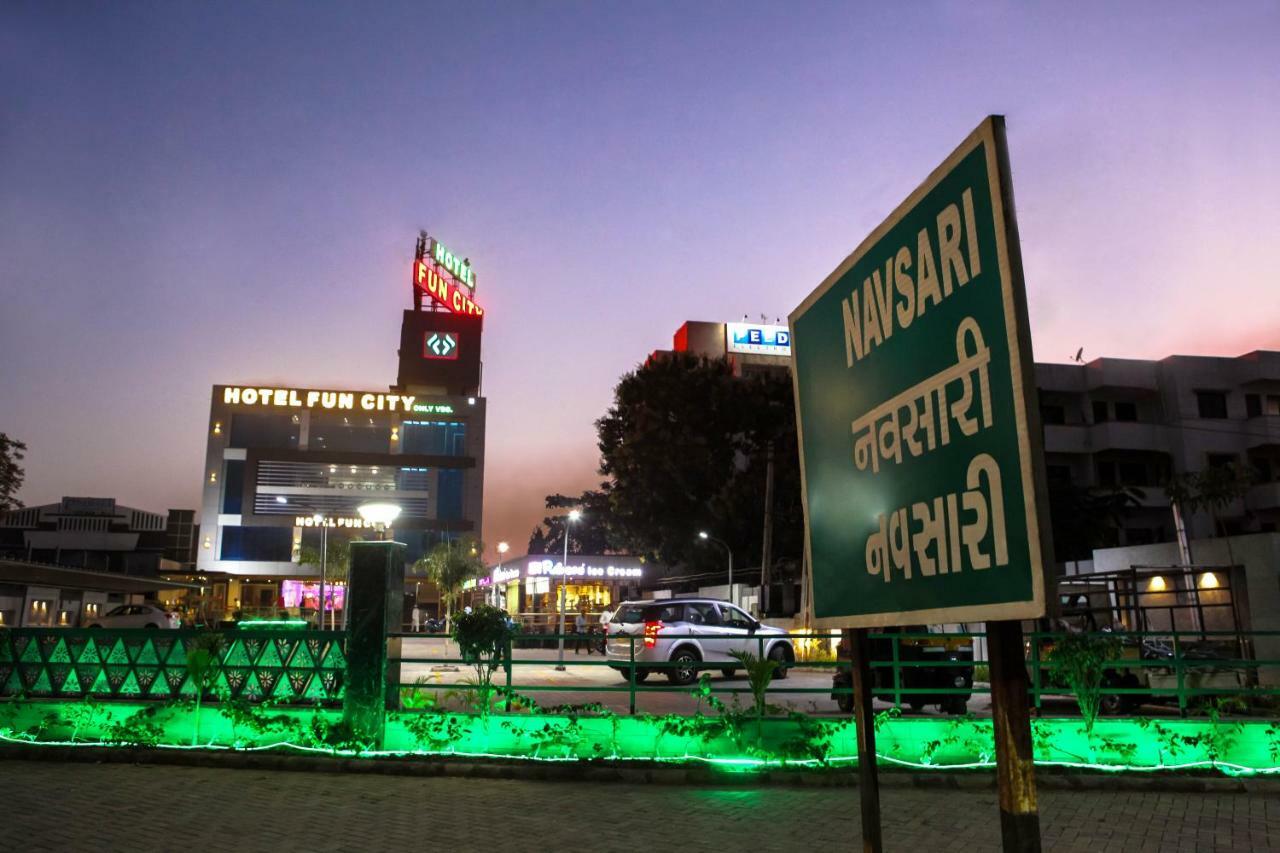 Hotel Fun City Navsari Екстер'єр фото