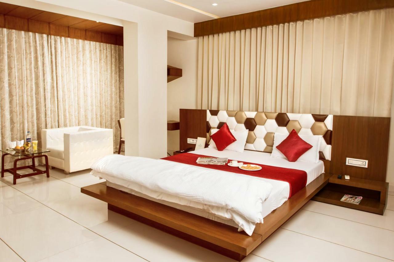 Hotel Fun City Navsari Екстер'єр фото