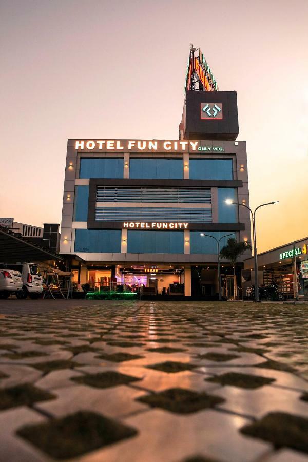 Hotel Fun City Navsari Екстер'єр фото