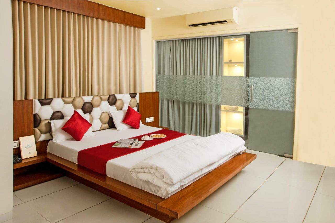 Hotel Fun City Navsari Екстер'єр фото