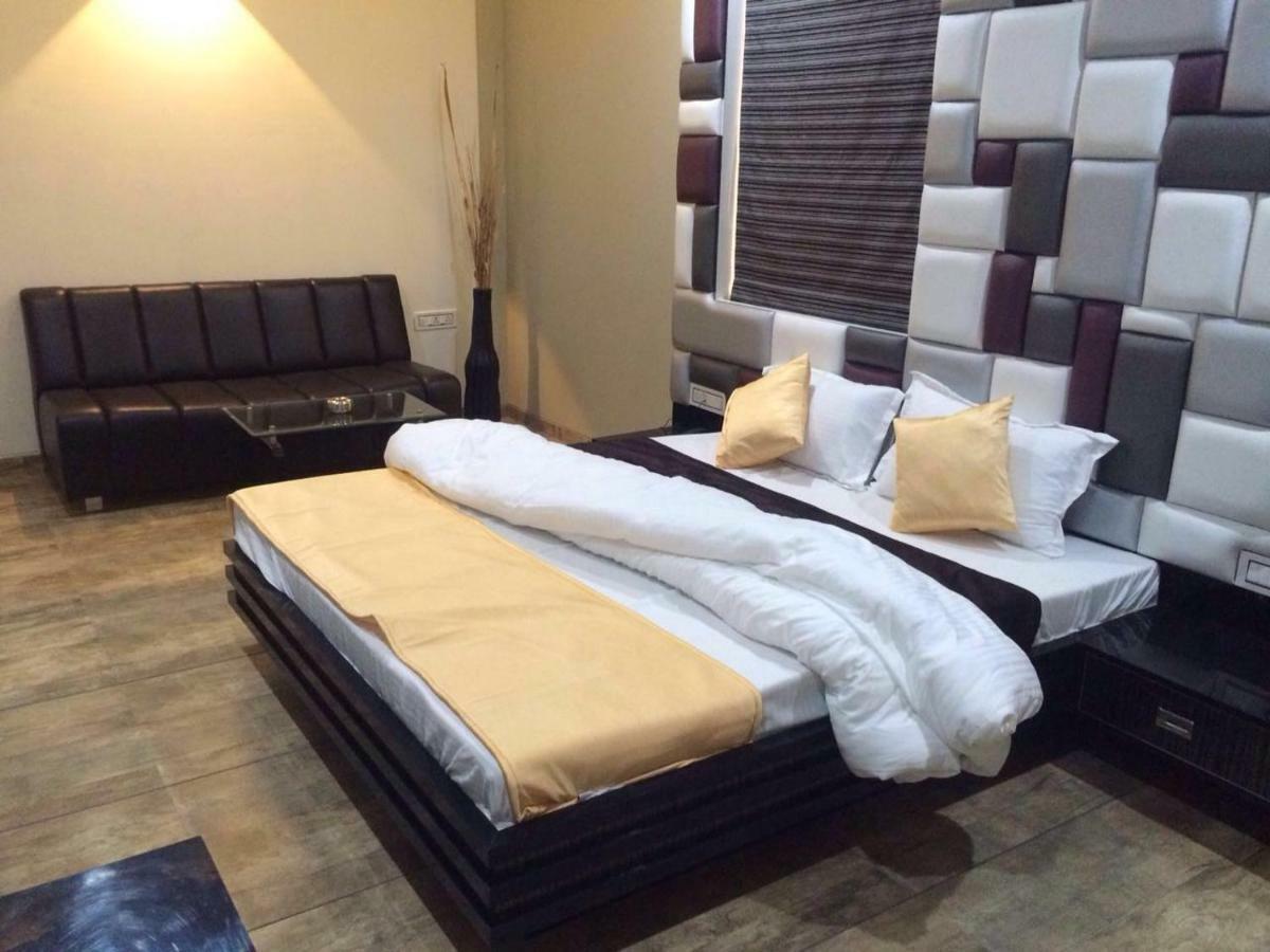 Hotel Fun City Navsari Екстер'єр фото