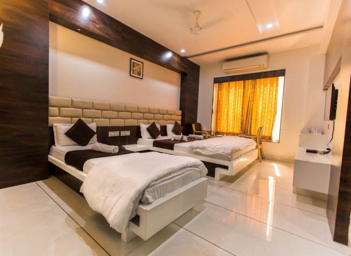 Hotel Fun City Navsari Екстер'єр фото