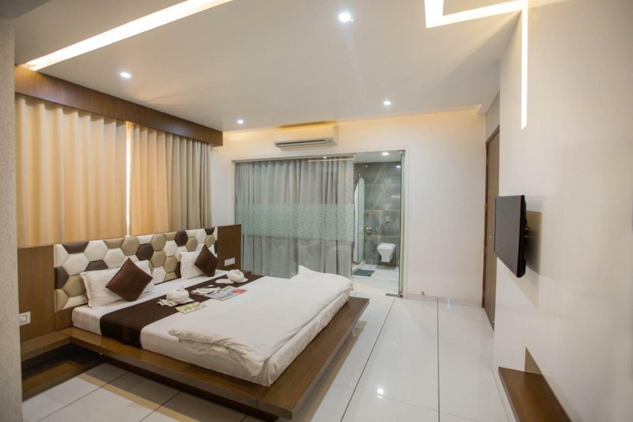 Hotel Fun City Navsari Екстер'єр фото