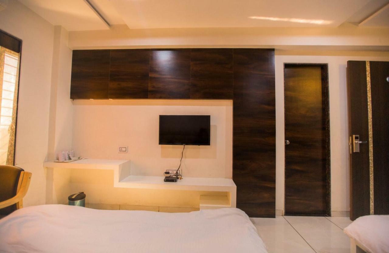 Hotel Fun City Navsari Екстер'єр фото