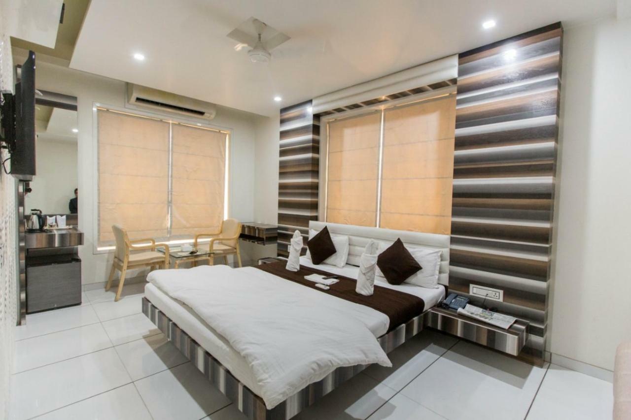 Hotel Fun City Navsari Екстер'єр фото
