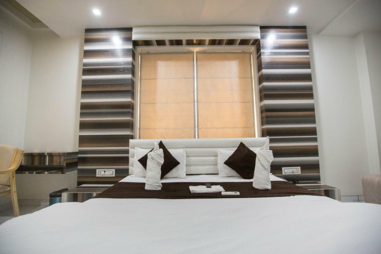 Hotel Fun City Navsari Екстер'єр фото