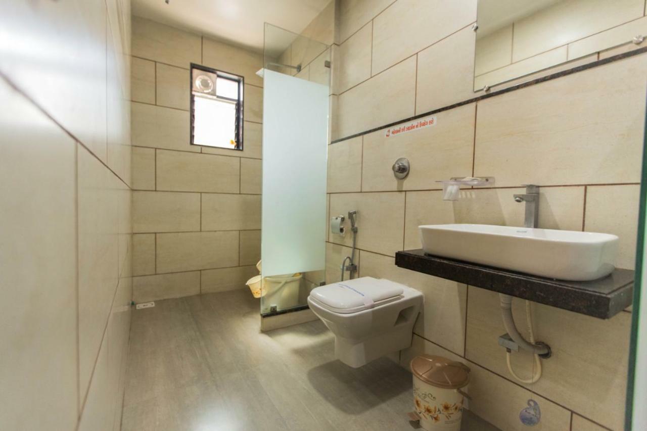 Hotel Fun City Navsari Екстер'єр фото