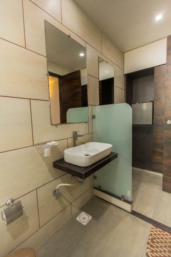 Hotel Fun City Navsari Екстер'єр фото