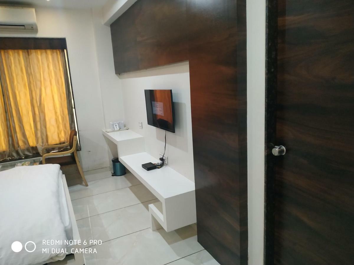 Hotel Fun City Navsari Екстер'єр фото