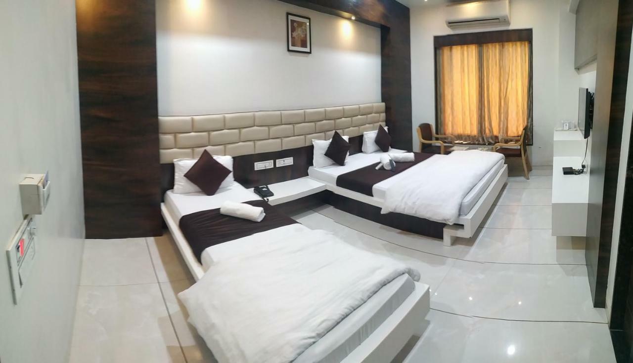Hotel Fun City Navsari Екстер'єр фото
