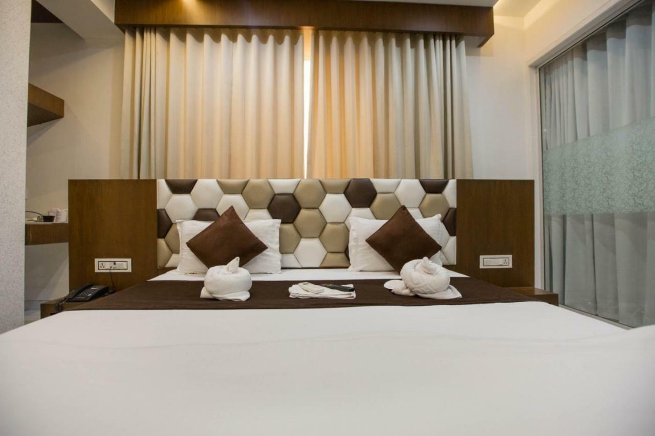 Hotel Fun City Navsari Екстер'єр фото
