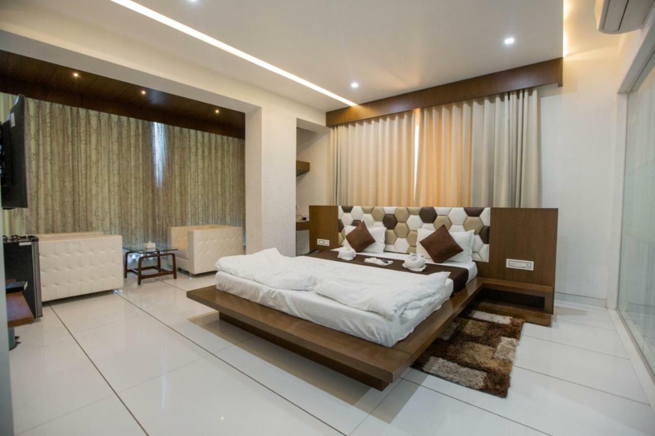 Hotel Fun City Navsari Екстер'єр фото