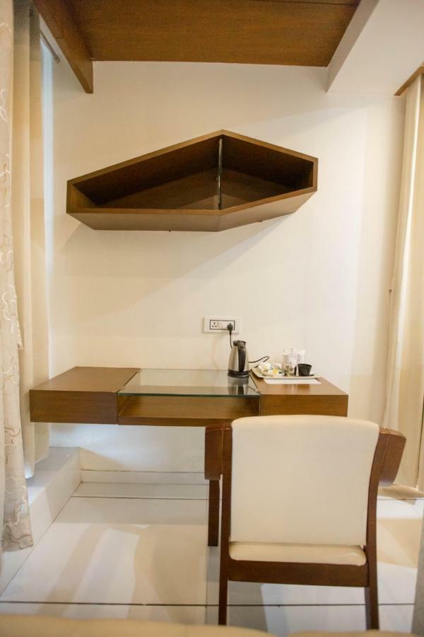 Hotel Fun City Navsari Екстер'єр фото