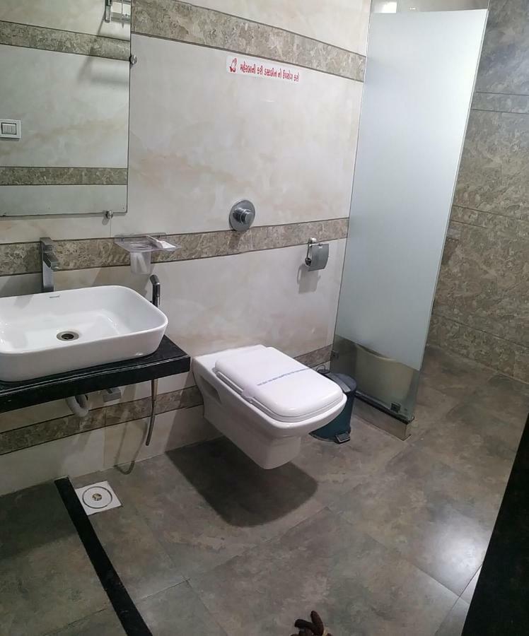 Hotel Fun City Navsari Екстер'єр фото