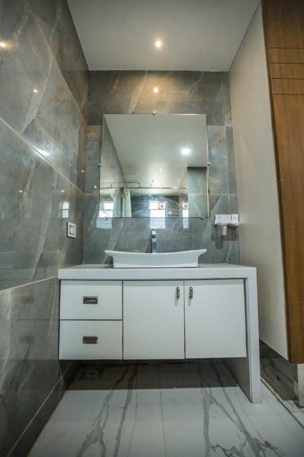 Hotel Fun City Navsari Екстер'єр фото