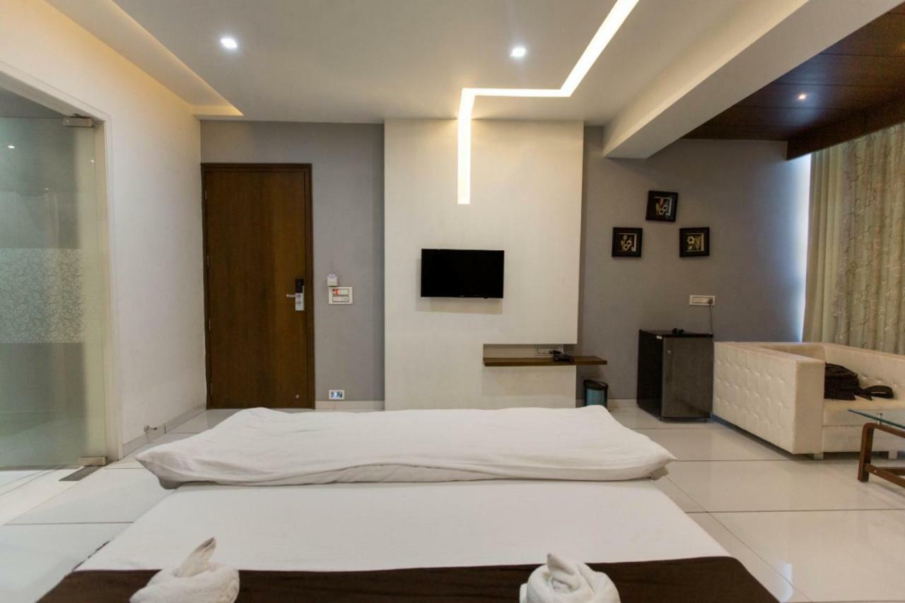 Hotel Fun City Navsari Екстер'єр фото